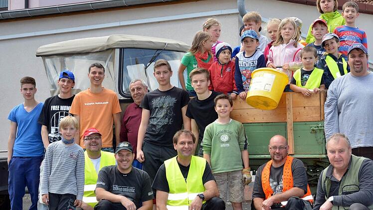Erwachsene und Jugendliche sammelten gemeinsam Müll. Foto: Björn Hein