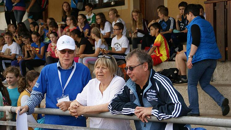 Etwas müde, aber sehr zufrieden sind hier Siegbert Mantel und Helmut Zirnsak vom SV Rapid Ebelsbach im Gespräch mit Ellen Tonne. Die langjährige BLSV-Funktionärin aus Eltmann ließ es sich natürlich nicht nehmen, beim "Franken Aktiv" in Ebelsbach vorbeizuschauen.