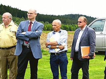 Beim Ortstermin auf dem Fluggelände bei Zeublitz beteiligten sich zahlreiche Vertreter von Ämtern und Behörden, der Betroffenen sowie der Einwohner. Foto: s: Dieter Radziej