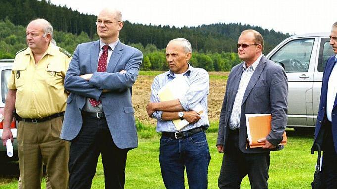 Beim Ortstermin auf dem Fluggelände bei Zeublitz beteiligten sich zahlreiche Vertreter von Ämtern und Behörden, der Betroffenen sowie der Einwohner. Foto: s: Dieter Radziej