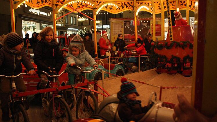 Rund gings im wahrsten Sinne des Wortes am Kinderkarussell.