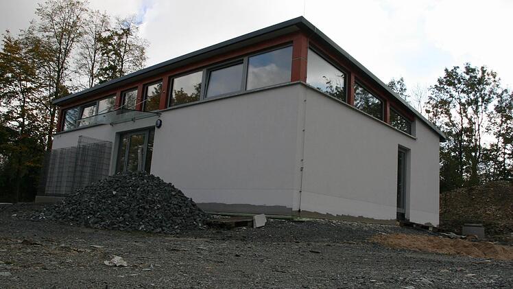 Das Empfangsgebäude für das Besucherbergwerk der Stadt Kupferberg. Am 19. April 2015 soll die Touristenattraktion eröffnet werden, kündigte Bürgermeister Hans-Joachim Hösch an. Foto: BR/Archiv