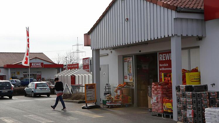 Rewe-Markt und Rewe-Getränkemarkt sind bisher in zwei getrennten Gebäuden.Foto: Matthias Hoch