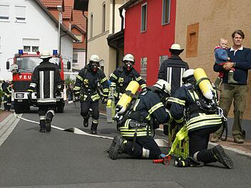 In der schmalen Bischof-Pflaum-Straße in Lembach mussten die Feuerwehrleute viel laufen.