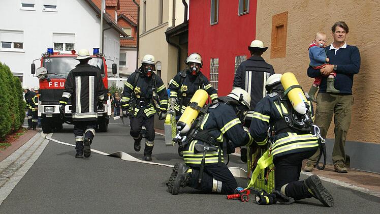In der schmalen Bischof-Pflaum-Straße in Lembach mussten die Feuerwehrleute viel laufen.