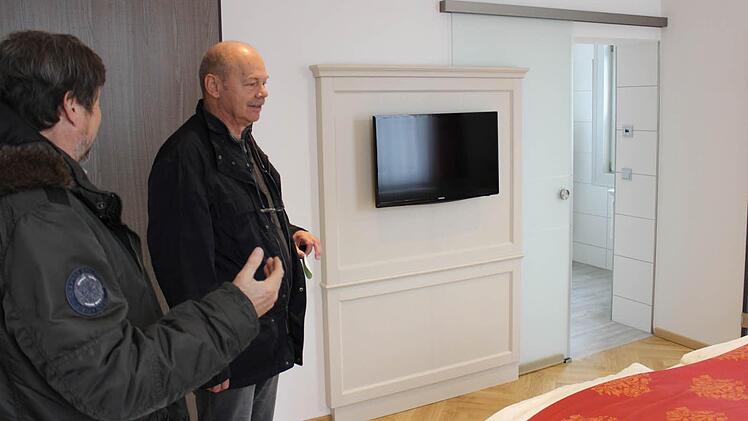 Architekt Manfred Meyer (links) und Hauseigentümer Ernst Eckardt sind sehr zufrieden mit dem Ergebnis des Umbaus.  Foto: Ulrike Nauer