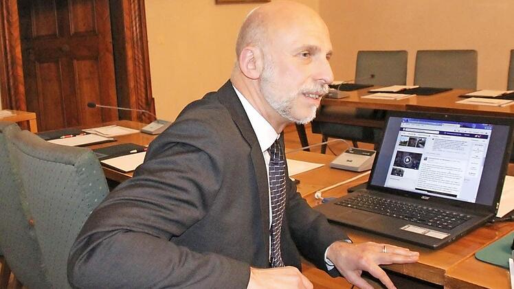 OB Kay Blankenburg bei der Facebook-Bürgersprechstunde.  Foto: Greiner