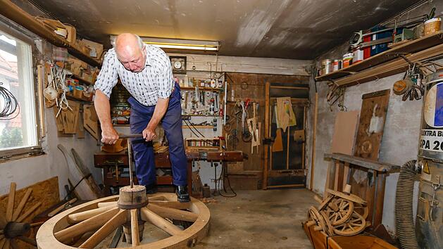 "Am schlimmsten ist das Bohren der L&ouml;cher f&uuml;r die Buchsen in den Naben", sagt Konrad Kestler.  Foto: Matthias Hoch