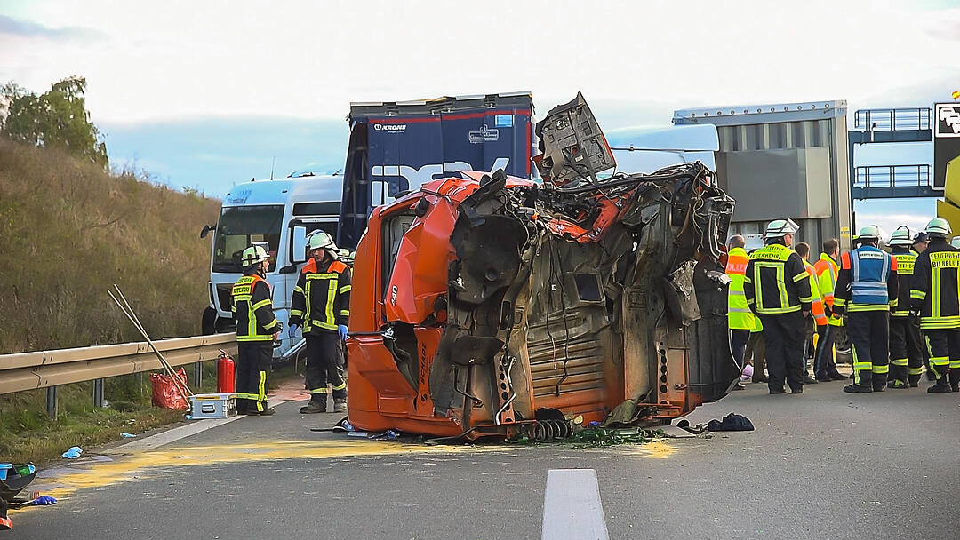 A3 im Kreis Würzburg: Führerhaus bricht nach Massenunfall vom Rest des LKWs ab