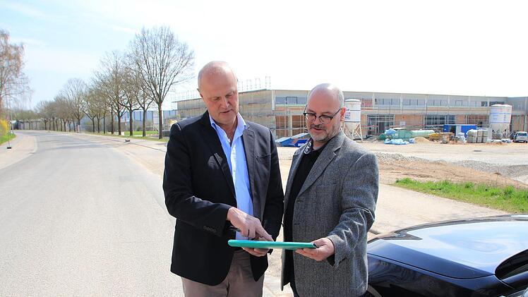 Bürgermeister Gerald Brehm (li.) und Marco Maiwald vom Ordnungsamt inspizieren den Streckenabschnitt, der gesperrt wird.  Foto: Andreas Dorsch