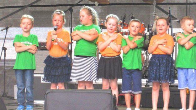 Kinder der Grundschule begeisterten mit ihren Vorführungen und Gesangsbeiträgen das Publikum. Foto: Dieter Seyfarth