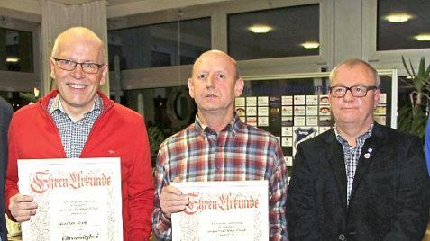 Nur zwei der vier neuen Ehrenmitglieder, Werner Graf (links) und Hubert Blum (Mitte), konnten bei der Verleihung der Urkunden durch den Vereinsvorsitzenden Peter Wieneck anwesend sein.  Foto: Mathias Erlwein