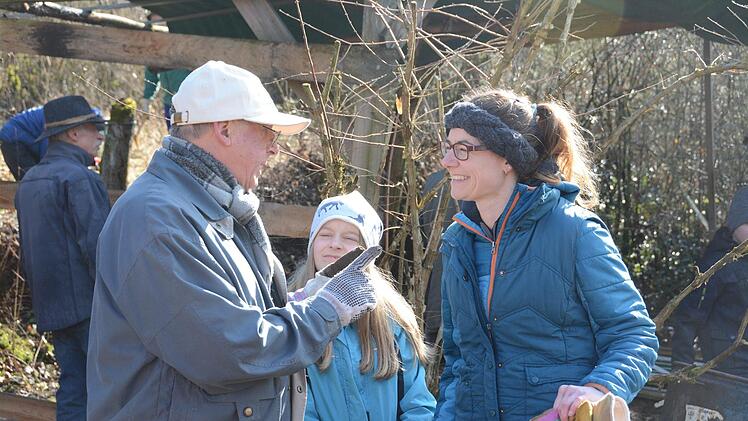 Alle Hände voll zu tun hatten die Helfer bei der Aufräumaktion, zu der die Kreisgruppe des Bund Naturschutz (BN) ins Ganstal bei Hammelburg gerufen hatte.  Foto: Elisabeth Assmann