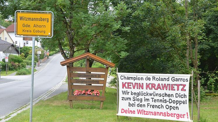 Stolz auf ihren Tennisstar: Die Witzmannsberger feiern Kevin Krawietz mit zwei großen Plakaten im Ort.  Foto: Rainer Lutz