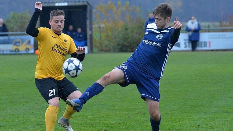 Alessandro Seria (li.) und dem FSV Gro&szlig;enseebach fehlte beim Hammerbacher SV das Gl&uuml;ck, um zumindest einen Punkt mit nach Hause zu nehmen.  Foto: Picturedreams