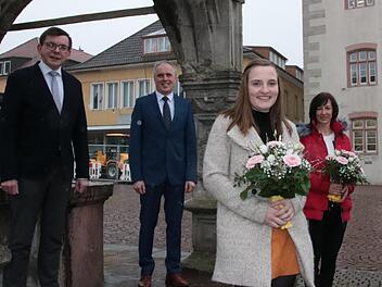 Bürgermeister Armin Warmuth (von links) gratulierte den Mitarbeitern Roland Goerke, Lorena Romanczyk und Sabine Löber zum Dienstjubiläum beziehungsweise zu einem besonders guten Prüfungsergebnis.