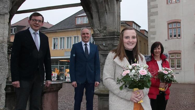 Bürgermeister Armin Warmuth (von links) gratulierte den Mitarbeitern Roland Goerke, Lorena Romanczyk und Sabine Löber zum Dienstjubiläum beziehungsweise zu einem besonders guten Prüfungsergebnis.