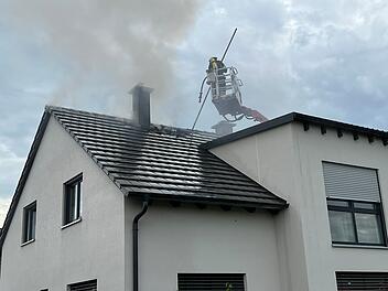 Sommerach: Großeinsatz wegen Dachstuhlbrand - "dichter Qualm"