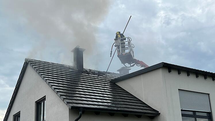Sommerach: Großeinsatz wegen Dachstuhlbrand - "dichter Qualm"