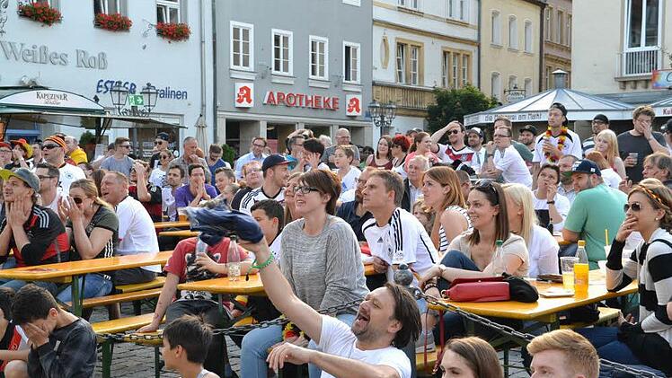 Public Viewing auf dem Kulmbacher Marktplatz Foto: Uschi Prawitz