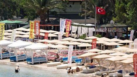 Kann man in der T&uuml;rkei, wie hier an einem Badestrand in Kemer, beruhigt Urlaub machen?  Foto: Marius Becker/dpa