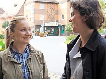 Stephanie Mack (links) ist die neue Stellvertreterin von Landratsamt-Pressesprecherin Hannah Reuter (rechts). Gestern schauten sich die beiden in der FT-Redaktion in Höchstadt um.  Foto: Andreas Dorsch