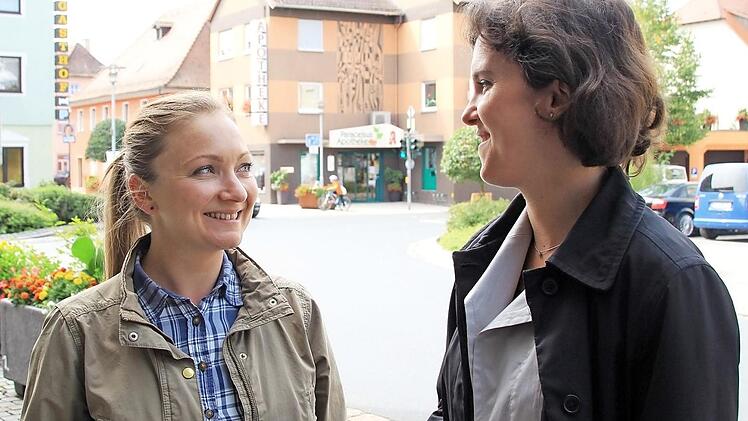 Stephanie Mack (links) ist die neue Stellvertreterin von Landratsamt-Pressesprecherin Hannah Reuter (rechts). Gestern schauten sich die beiden in der FT-Redaktion in Höchstadt um.  Foto: Andreas Dorsch