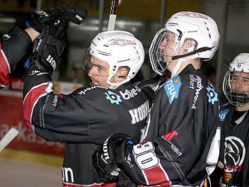 17 Scorerpunkte (sieben Tore) gelangen David Hornak (links) in den ersten acht Spielen dieser Saison. Ebenso wie seine Teamkollegen Georg Lang und Timo Zürcher (von rechts) hofft der 26 Jahre alte Slowake auf einen Erfolg in der Partie gegen den ERSC Amberg. Foto: Ralf Naumann