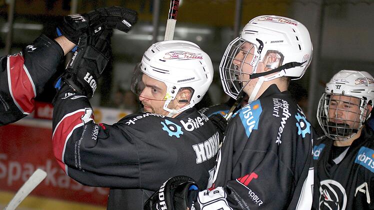 17 Scorerpunkte (sieben Tore) gelangen David Hornak (links) in den ersten acht Spielen dieser Saison. Ebenso wie seine Teamkollegen Georg Lang und Timo Zürcher (von rechts) hofft der 26 Jahre alte Slowake auf einen Erfolg in der Partie gegen den ERSC Amberg. Foto: Ralf Naumann