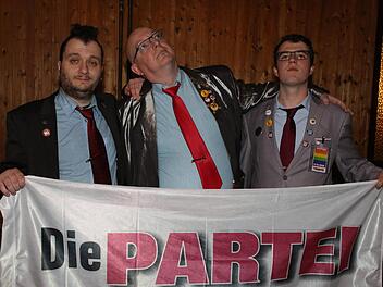 Kein Spaß: Norbert Denninger (Mitte), 2002 schon einmal OB-Kandidat, tritt erneut an, diesmal für die Satirepartei Die Partei. Links Bezirksvorsitzender Andreas Hartmann, rechts Kreisvorsitzender Pascal Grochla. Foto: Wolfgang Desombre
