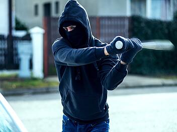 Mann (28) sorgt für Schaden von 10.000 Euro Mann (28) sorgt für Schaden von 10.000 Euro