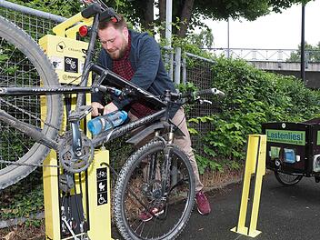 Ab sofort steht gibt es unterhalb der Frankenbrücke beim Creapolis eine offene Do-it-yourself-Fahrradstation. Neben den gängigen Werkzeugen ist auch eine Hochleistungspumpe mit Manometer für alle Ventilarten vorhanden. Eric Rösner von Zukunft.Coburg.Digital sorgt für den richtigen Luftdruck. Foto: Christoph Winter