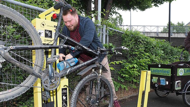 Ab sofort steht gibt es unterhalb der Frankenbrücke beim Creapolis eine offene Do-it-yourself-Fahrradstation. Neben den gängigen Werkzeugen ist auch eine Hochleistungspumpe mit Manometer für alle Ventilarten vorhanden. Eric Rösner von Zukunft.Coburg.Digital sorgt für den richtigen Luftdruck. Foto: Christoph Winter