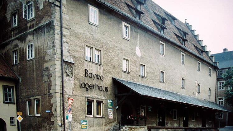 Das BayWa-Lagerhaus in Haßfurt hatte zu der Zeit, als das Bild entstand, wohl in den späten 1970er Jahren, seine beste Zeit schon hinter sich, der Betrieb war in den Hafen gezogen. In den 1960er Jahren herrschte hier ständiges Kommen und Gehen der Landwirte.  Foto: Archiv