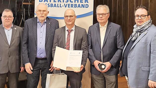 Freuen sich mit Preistr&auml;ger Alfred Schuster (Mitte): (v.l.) BFV-Kreisehrenamtsbeauftragter Stefan Schmitt, BFV-Bezirksehrenmitglied Karlheinz Bram, BFV-Bezirksvorsitzender Thomas Unger, BFV-Verbands- u. Bezirksehrenamtsreferent Andreas Vogler.