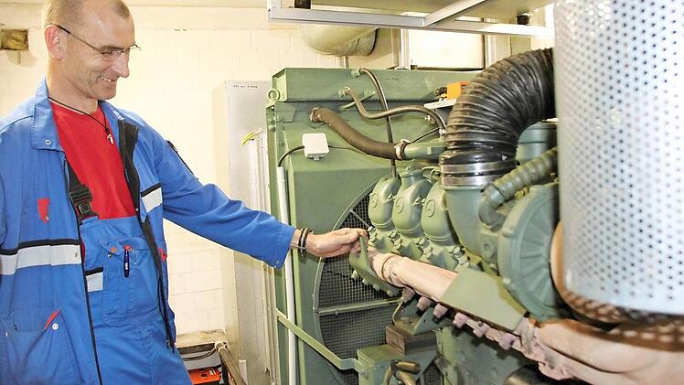 Walter Faulstich pflegt seinen Dieselgenerator, der eine Leistung von 325 KVA bringt.