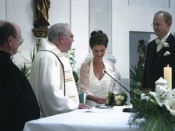 Die Hauptpersonen der kirchlichen Trauung von Silke und Gerald Rohé in Wonfurt 2008: Pfarrer Hans Körner, Pfarrer Wolfgang Stettler, Braut und Bräutigam (von links).  Foto: privat