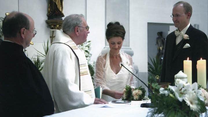 Die Hauptpersonen der kirchlichen Trauung von Silke und Gerald Rohé in Wonfurt 2008: Pfarrer Hans Körner, Pfarrer Wolfgang Stettler, Braut und Bräutigam (von links).  Foto: privat