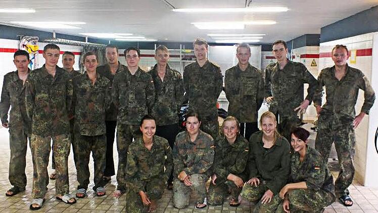 Florian Sesselmann aus Steinberg (links) hat bei einem Preisausschreiben einen Besuch bei der Bundesmarine in Kiel gewonnen. Das Bild zeigt ihn mit den anderen 18 Teilnehmern aus ganz Deutschland.