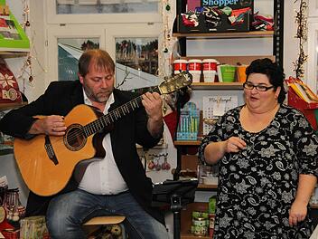 Wulli Wullschläger an der Gitarre und Sonja Tonn mit ihrer Stimme: So kennen ihre Fans nun seit neun Jahren. Hier gastieren sie in der Herzogenauracher Bücherei.  Foto: A. Brandl