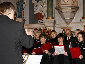 Die Singstimmen des Alt und des Basses klangen gleichermaßen stimmig beim Adventskonzert in Lauenstein unter dem Dirigenten Frieder Apel (l.). Fotos: Simone Büttner