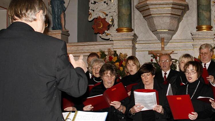 Die Singstimmen des Alt und des Basses klangen gleichermaßen stimmig beim Adventskonzert in Lauenstein unter dem Dirigenten Frieder Apel (l.). Fotos: Simone Büttner