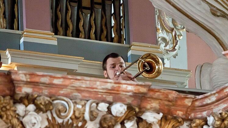 Der Posaunist Fabian Ammer musiziert in der Schlosskirche der Coburger Ehrenburg.Foto: Jochen Berger