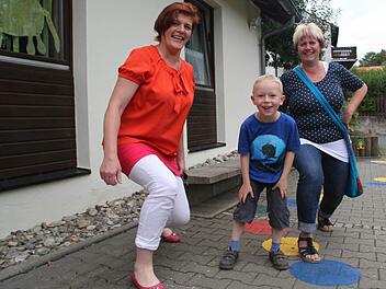 Gemeinsam stampfen Monika Eckert (links) und Loretta Steinhäuser (rechts) mit Justus (5) auf. Für Justus ist es wichtig, dass er auf diese Art Energie abbauen kann. Fotos: Sonja Adam