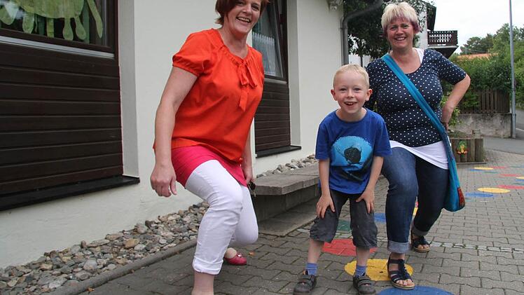 Gemeinsam stampfen Monika Eckert (links) und Loretta Steinhäuser (rechts) mit Justus (5) auf. Für Justus ist es wichtig, dass er auf diese Art Energie abbauen kann. Fotos: Sonja Adam
