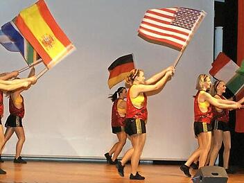 Ganz sportlich zeigte sich im Rahmenprogramm die Showtanzgarde Heubach mit ihrer Reminiszenz an die Fußball-WM, hier mit "Waving flags".