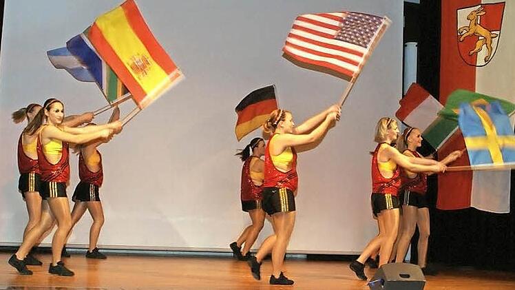 Ganz sportlich zeigte sich im Rahmenprogramm die Showtanzgarde Heubach mit ihrer Reminiszenz an die Fußball-WM, hier mit "Waving flags".