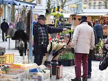 Von der Haarbürste über die Kehrschaufel bis zum Kamin-Putz-Zubehör: auf dem Mittfasten-Markt gibt's allerlei für den Haushalt.  Fotos: Ronald Rinklef