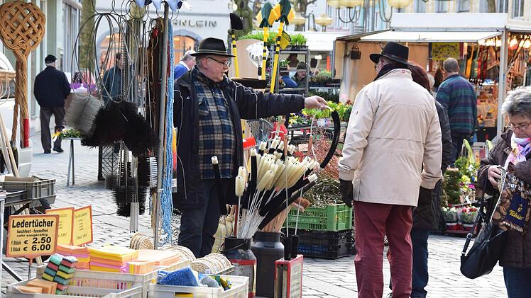 Von der Haarbürste über die Kehrschaufel bis zum Kamin-Putz-Zubehör: auf dem Mittfasten-Markt gibt's allerlei für den Haushalt.  Fotos: Ronald Rinklef