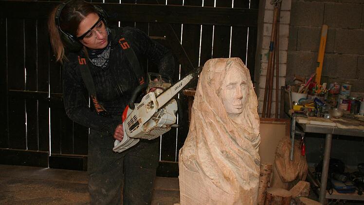 Die Schnitzerin arbeitet an einer Madonnenfigur. Foto: Evi Seeger